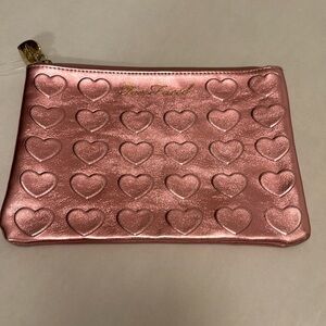 TWO FACED COSMETIC BAG PINK METALLIC HEARTS GOLD ZIPPER
EXCELLENT CONDITION NWOT